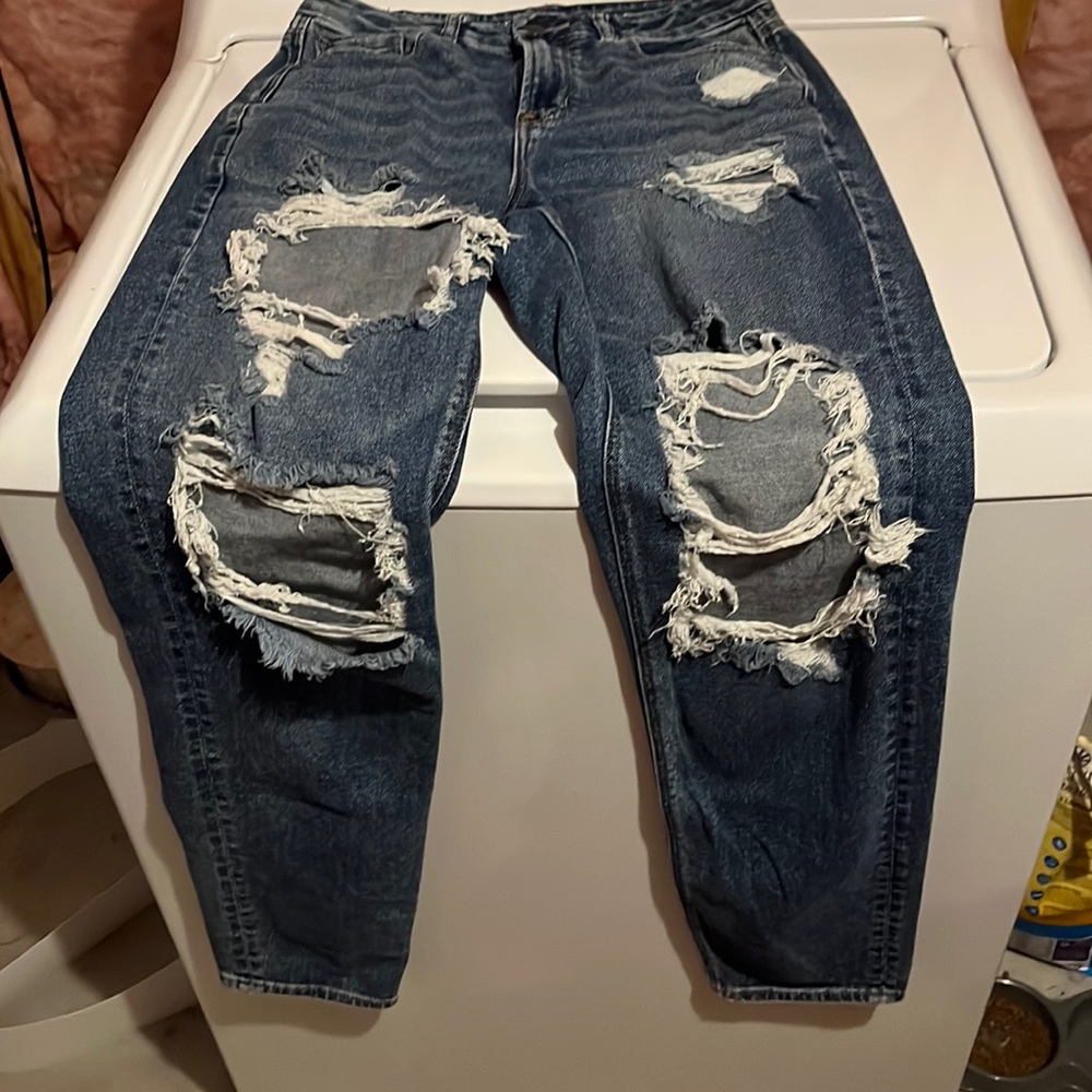 American Eagle Mom Jeans. High waisted. Size 4 x-Long